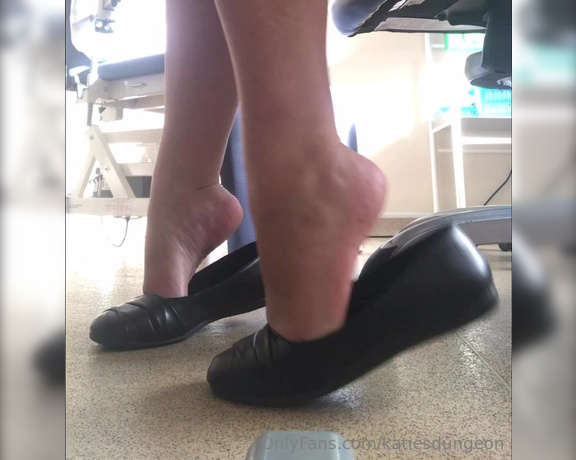 NurseKatiesFeet aka katiesdungeon Foot Fetish - 06-12-2023 OnlyFans Video - Ever wondered how it would feel to be living under my desk Have a peep at