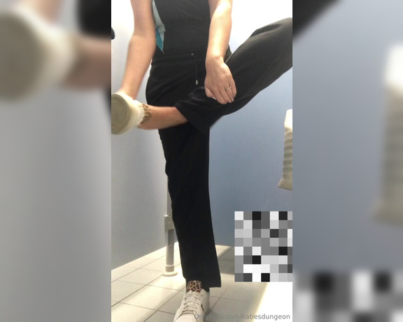 NurseKatiesFeet aka katiesdungeon Foot Fetish - 10-17-2023 OnlyFans Video - I pulled my back at work at the weekend so Ive been going swimming to try