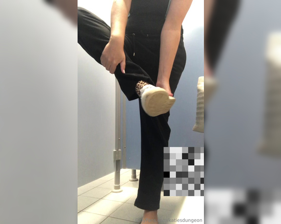 NurseKatiesFeet aka katiesdungeon Foot Fetish - 10-17-2023 OnlyFans Video - I pulled my back at work at the weekend so Ive been going swimming to try