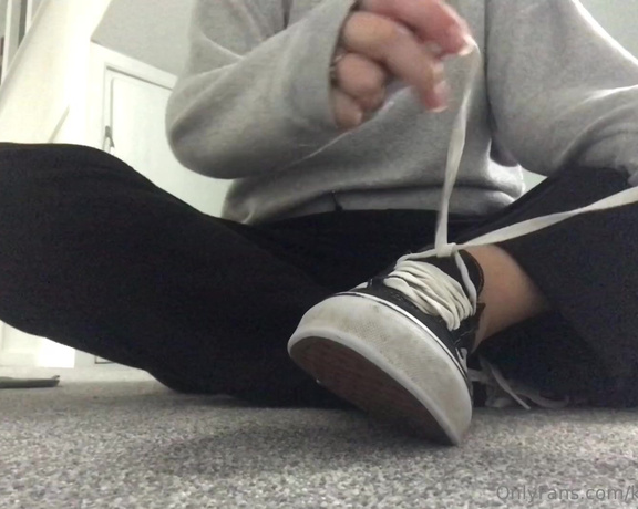 NurseKatiesFeet aka katiesdungeon Foot Fetish - 10-30-2023 OnlyFans Video - A gloriously smelly vans removal