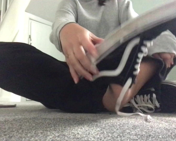 NurseKatiesFeet aka katiesdungeon Foot Fetish - 10-30-2023 OnlyFans Video - A gloriously smelly vans removal