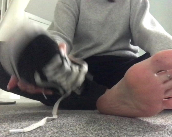 NurseKatiesFeet aka katiesdungeon Foot Fetish - 10-30-2023 OnlyFans Video - A gloriously smelly vans removal