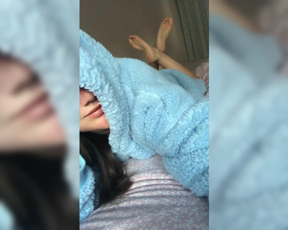 NurseKatiesFeet aka katiesdungeon Foot Fetish - 11-29-2023 OnlyFans Video - Its so chilly today  Im voting for snuggles on the settee, a bag of crispy