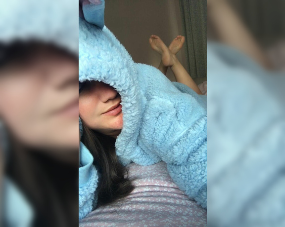 NurseKatiesFeet aka katiesdungeon Foot Fetish - 11-29-2023 OnlyFans Video - Its so chilly today  Im voting for snuggles on the settee, a bag of crispy