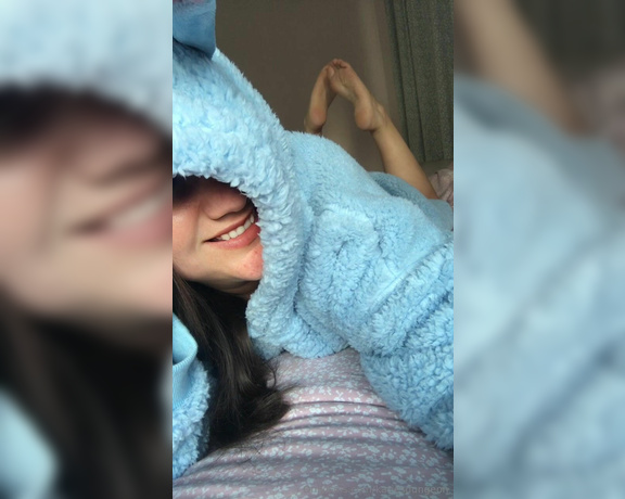 NurseKatiesFeet aka katiesdungeon Foot Fetish - 11-29-2023 OnlyFans Video - Its so chilly today  Im voting for snuggles on the settee, a bag of crispy