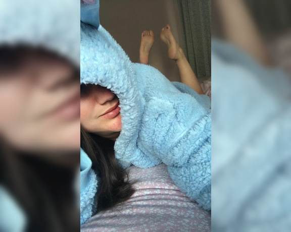 NurseKatiesFeet aka katiesdungeon Foot Fetish - 11-29-2023 OnlyFans Video - Its so chilly today  Im voting for snuggles on the settee, a bag of crispy