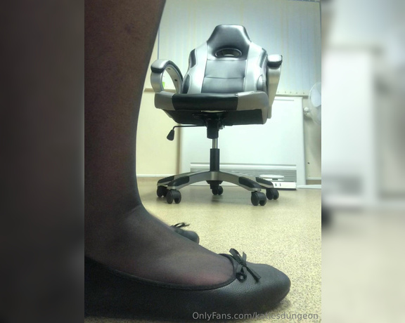 NurseKatiesFeet aka katiesdungeon Foot Fetish - 01-28-2024 OnlyFans Video - Have you ever wanted to be on a floor more than right now