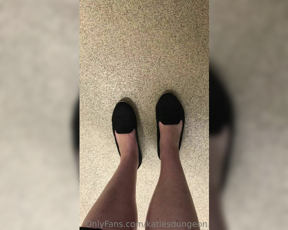 NurseKatiesFeet aka katiesdungeon Foot Fetish - 05-12-2023 OnlyFans Video - You would not believe how sweaty my feet are today