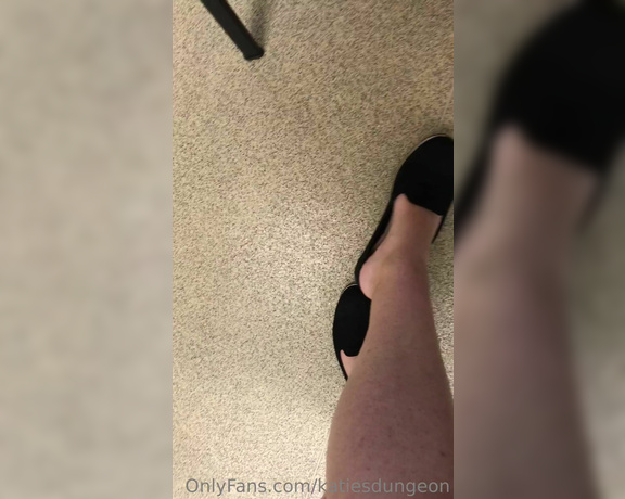 NurseKatiesFeet aka katiesdungeon Foot Fetish - 05-12-2023 OnlyFans Video - You would not believe how sweaty my feet are today