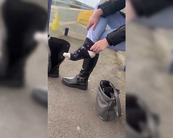 NurseKatiesFeet aka katiesdungeon Foot Fetish - 04-01-2024 OnlyFans Video - Swapping out my boots for my flats at the train station