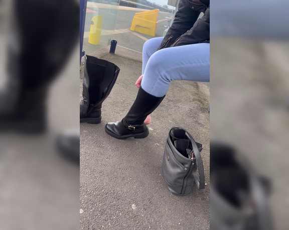 NurseKatiesFeet aka katiesdungeon Foot Fetish - 04-01-2024 OnlyFans Video - Swapping out my boots for my flats at the train station