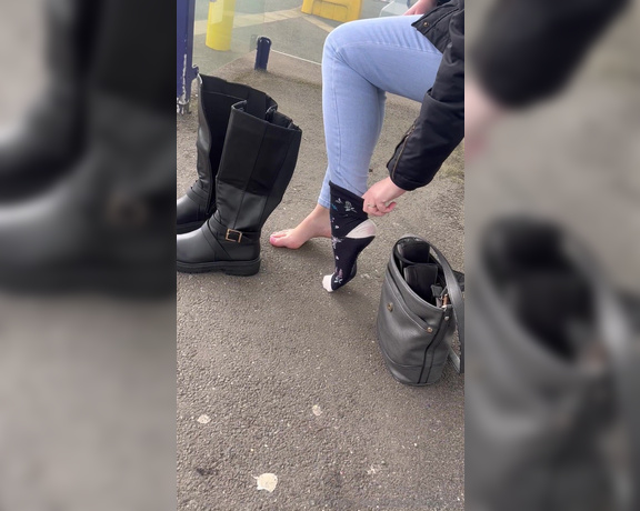 NurseKatiesFeet aka katiesdungeon Foot Fetish - 04-01-2024 OnlyFans Video - Swapping out my boots for my flats at the train station