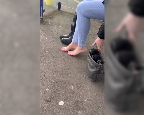 NurseKatiesFeet aka katiesdungeon Foot Fetish - 04-01-2024 OnlyFans Video - Swapping out my boots for my flats at the train station