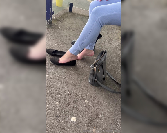 NurseKatiesFeet aka katiesdungeon Foot Fetish - 04-01-2024 OnlyFans Video - Swapping out my boots for my flats at the train station