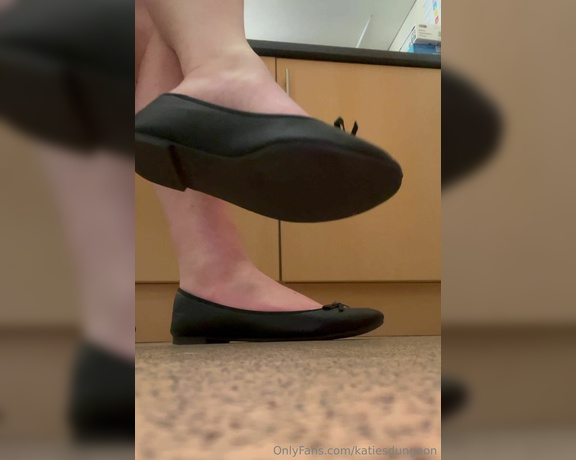 NurseKatiesFeet aka katiesdungeon Foot Fetish - 05-11-2024 OnlyFans Video - On night shifts we dangle