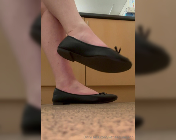 NurseKatiesFeet aka katiesdungeon Foot Fetish - 05-11-2024 OnlyFans Video - On night shifts we dangle