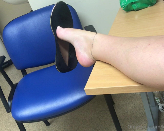 NurseKatiesFeet aka katiesdungeon Foot Fetish - 08-15-2023 OnlyFans Video - On night shifts, we dangle