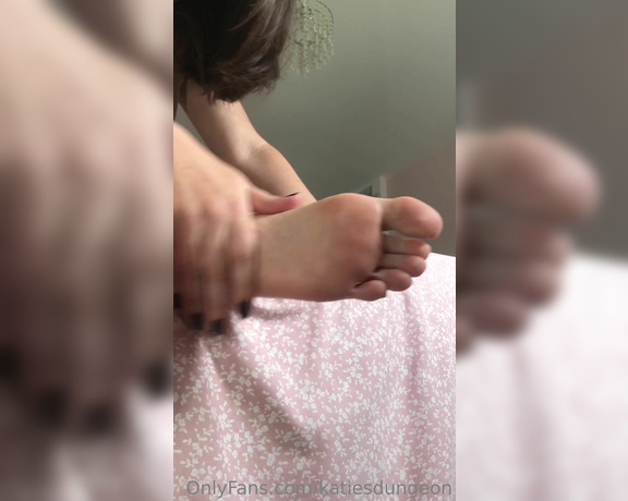 NurseKatiesFeet aka katiesdungeon Foot Fetish - 06-22-2023 OnlyFans Video - 2 minutes of tickling  Had to edit the sound out to protect you all from