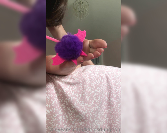 NurseKatiesFeet aka katiesdungeon Foot Fetish - 06-22-2023 OnlyFans Video - 2 minutes of tickling  Had to edit the sound out to protect you all from