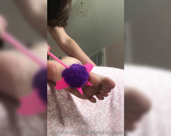 NurseKatiesFeet aka katiesdungeon Foot Fetish - 06-22-2023 OnlyFans Video - 2 minutes of tickling  Had to edit the sound out to protect you all from