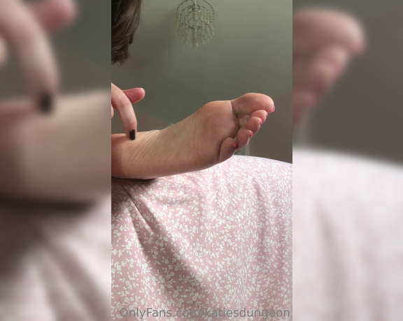 NurseKatiesFeet aka katiesdungeon Foot Fetish - 06-22-2023 OnlyFans Video - 2 minutes of tickling  Had to edit the sound out to protect you all from