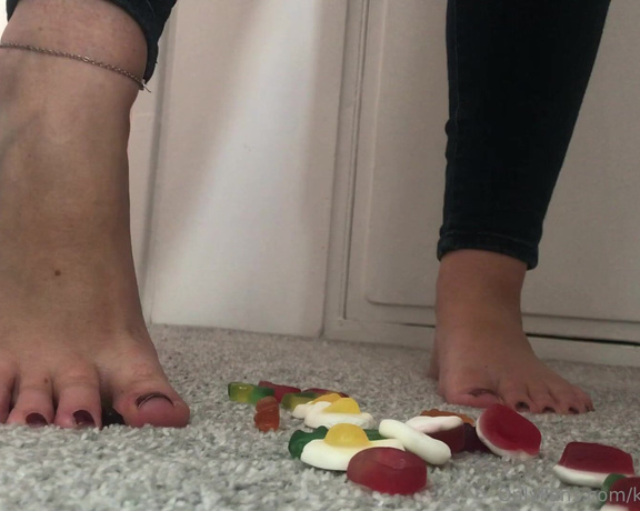 NurseKatiesFeet aka katiesdungeon Foot Fetish - 12-23-2023 OnlyFans Video - I was told never to play with my food  but playing with your food is