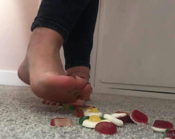 NurseKatiesFeet aka katiesdungeon Foot Fetish - 12-23-2023 OnlyFans Video - I was told never to play with my food  but playing with your food is