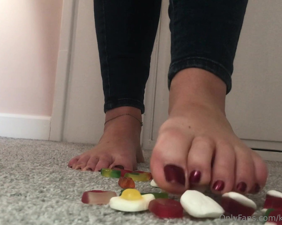 NurseKatiesFeet aka katiesdungeon Foot Fetish - 12-23-2023 OnlyFans Video - I was told never to play with my food  but playing with your food is