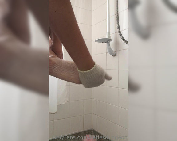 NurseKatiesFeet aka katiesdungeon Foot Fetish - 06-30-2023 OnlyFans Video - Friday nights are self care nights  Scrubbed and moisturised for silky smooth skin