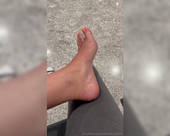 NurseKatiesFeet aka katiesdungeon Foot Fetish - 10-11-2024 OnlyFans Video - One for you sweaty feet lovers