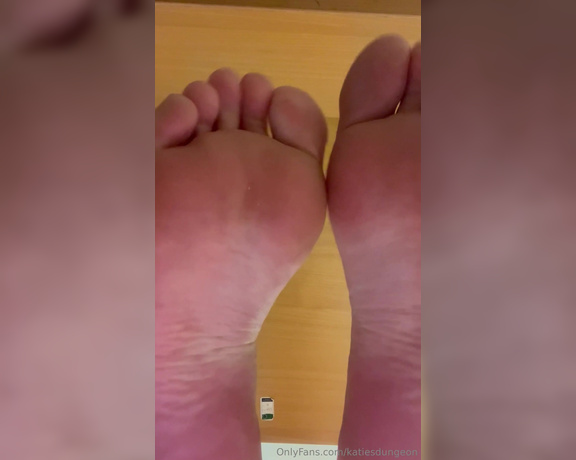 NurseKatiesFeet aka katiesdungeon Foot Fetish - 03-28-2024 OnlyFans Video - The view from under my desk