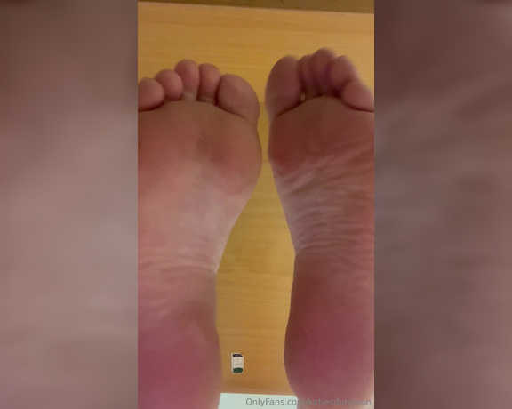 NurseKatiesFeet aka katiesdungeon Foot Fetish - 03-28-2024 OnlyFans Video - The view from under my desk