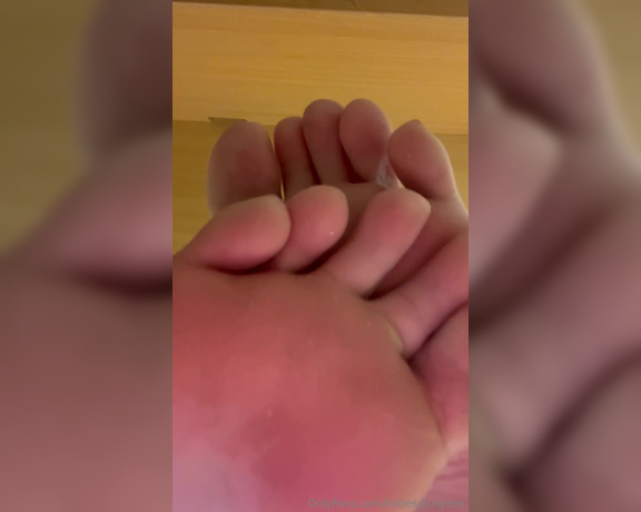 NurseKatiesFeet aka katiesdungeon Foot Fetish - 03-28-2024 OnlyFans Video - The view from under my desk