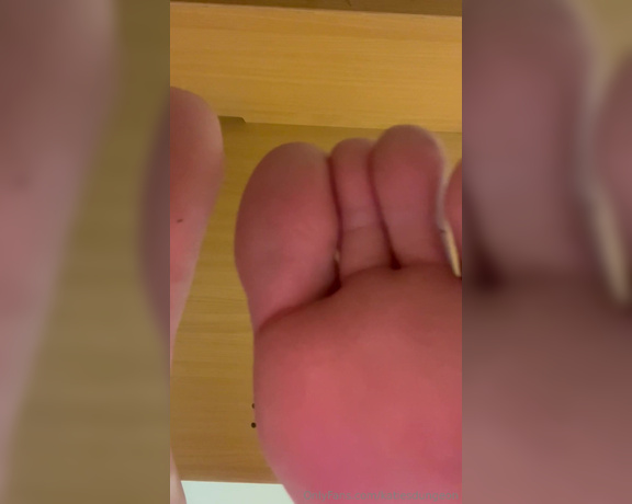 NurseKatiesFeet aka katiesdungeon Foot Fetish - 03-28-2024 OnlyFans Video - The view from under my desk