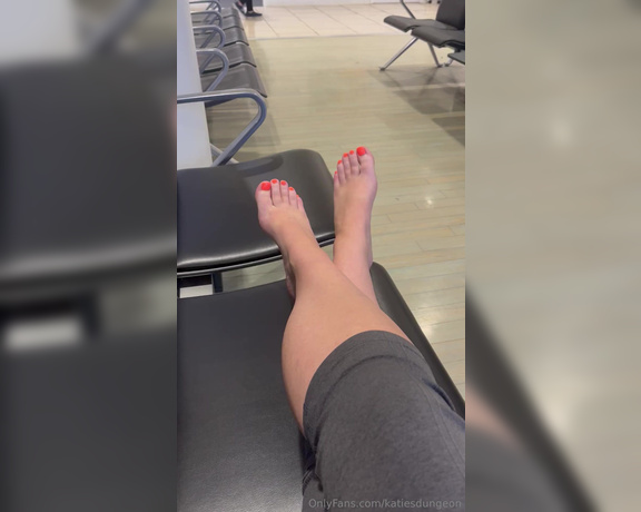 NurseKatiesFeet aka katiesdungeon Foot Fetish - 10-01-2024 OnlyFans Video - Airport photosvideos  why did I catch no one looking at my feet  I felt