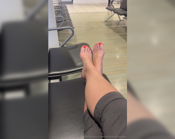 NurseKatiesFeet aka katiesdungeon Foot Fetish - 10-01-2024 OnlyFans Video - Airport photosvideos  why did I catch no one looking at my feet  I felt