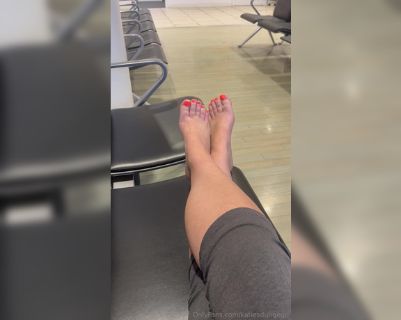 NurseKatiesFeet aka katiesdungeon Foot Fetish - 10-01-2024 OnlyFans Video - Airport photosvideos  why did I catch no one looking at my feet  I felt