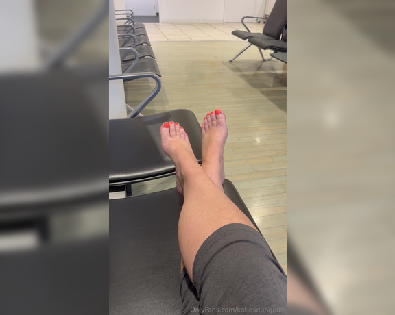 NurseKatiesFeet aka katiesdungeon Foot Fetish - 10-01-2024 OnlyFans Video - Airport photosvideos  why did I catch no one looking at my feet  I felt