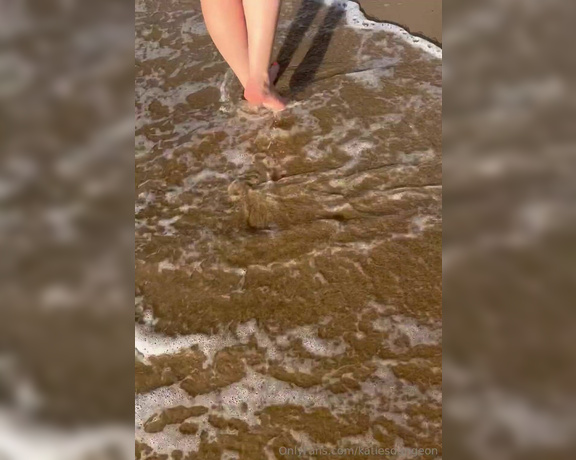 NurseKatiesFeet aka katiesdungeon Foot Fetish - 10-13-2024 OnlyFans Video - Beach day number 1