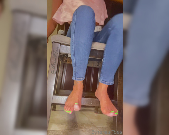 EtherealToes aka etherealtoes Foot Fetish - 07-05-2023 OnlyFans Video - Lick this sand off my feet while I sip my Arnold Palmer