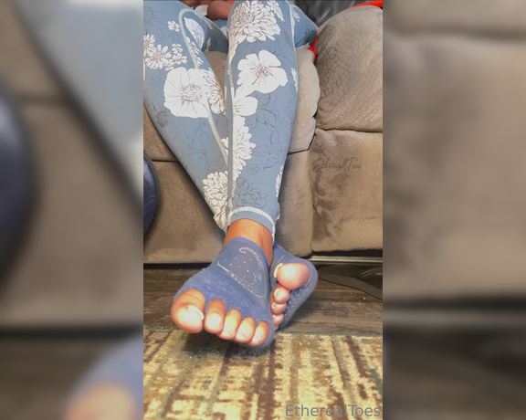 EtherealToes aka etherealtoes Foot Fetish - 08-18-2023 OnlyFans Video - A worthless footstools POV while I enjoy some COD