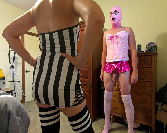 Soccer Mom Queen of Spades aka soccermmistress Fisting & Dildo - 02-24-2023 OnlyFans Video - 4K Video _ Warming up his pathetic Sissy Balls before the REAL fun begins Ill be