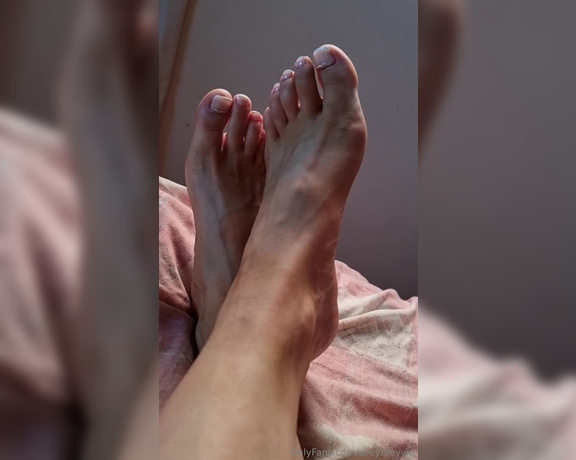 Zoey Riley‍ aka zoeyrileyvip Foot Fetish - 02-04-2024 OnlyFans Video - Good morning babys today you have a gif discount in custom, let me know what do