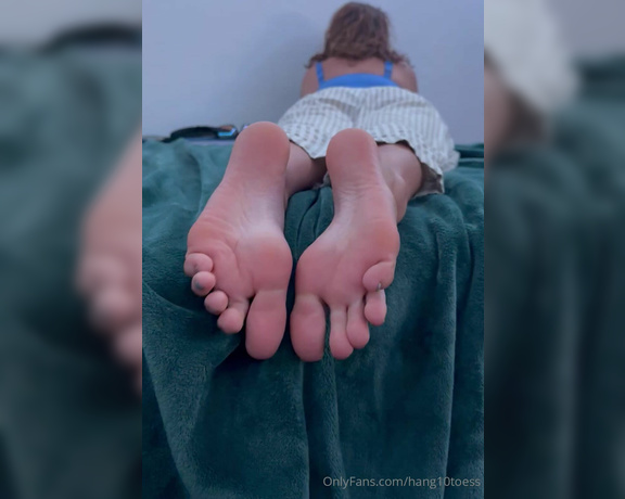 Linzi Little aka hang10toess Foot Fetish - 04-19-2024 OnlyFans Video - Feet up, relax mode on  What color should I paint them next