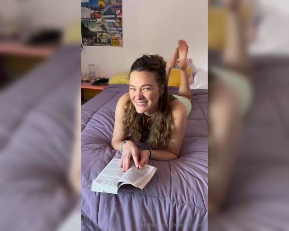 Linzi Little aka hang10toess Foot Fetish - 03-14-2024 OnlyFans Video - I dont mind getting distracted from my book reading if youre gonna suck my toes like