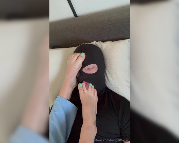 Linzi Little aka hang10toess Foot Fetish - 04-13-2024 OnlyFans Video - Heres another foot worship with super_soles for you guys, we were bored so he asked to