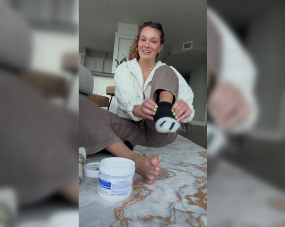 Linzi Little aka hang10toess Foot Fetish - 07-10-2024 OnlyFans Video - A little bit of a life update for you guys while I lotion my feet