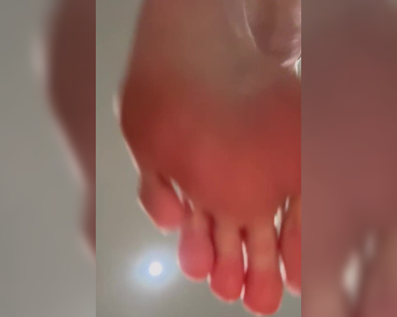 Linzi Little aka hang10toess Foot Fetish - 10-17-2024 OnlyFans Video - Havent posted a giantess video to my wall in a while so here you go