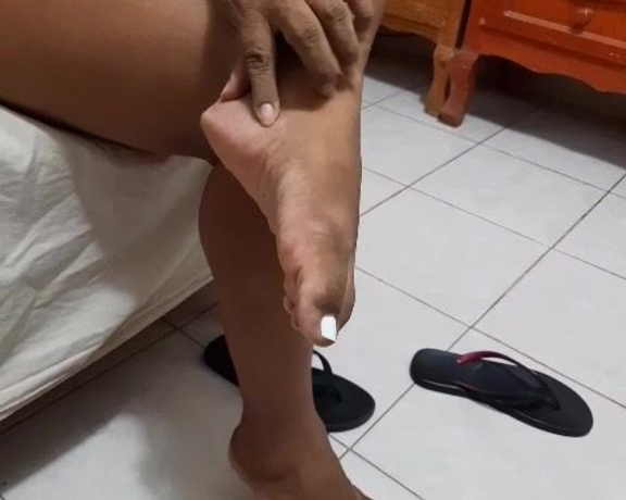 Lupitafootmodel aka lupitafootmodell Foot Fetish - 10-30-2023 OnlyFans Video - Jugando con mis sandalias presumiendo mis arcos