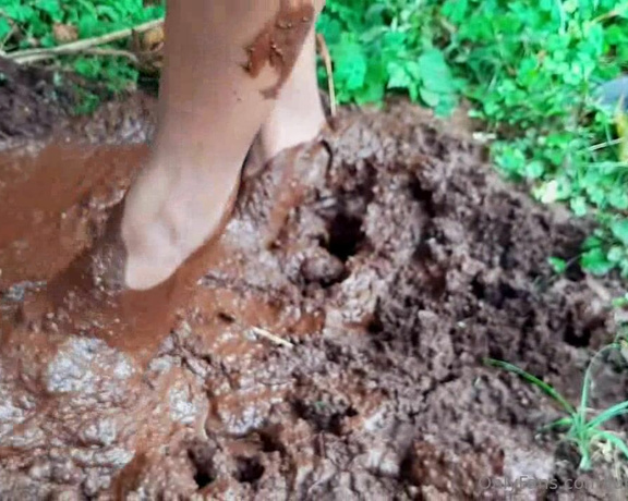 Lupitafootmodel aka lupitafootmodell Foot Fetish - 01-04-2024 OnlyFans Video - Black Mules Mud